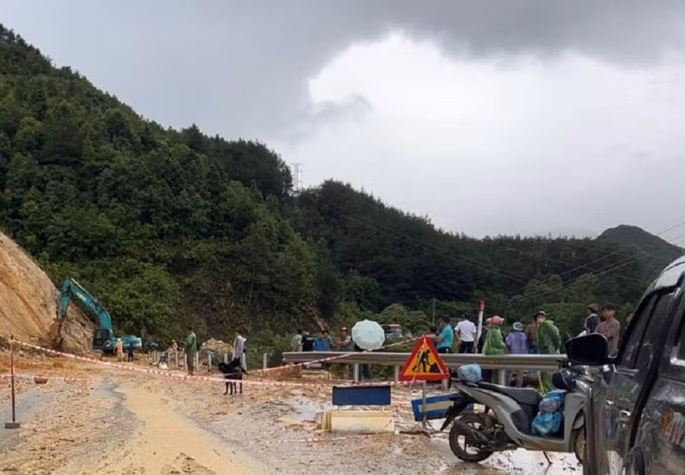 Điểm sạt lở tại Km76+650, Quốc lộ 4D nối Lai Châu với Lào Cai đã được khắc phục ngay trong ngày 3/7.
