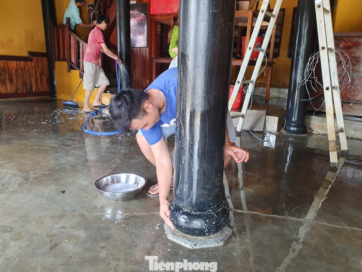 Người dân trong các căn nhà cổ đã phun rửa, cọ sạch lớp bùn đất bám trên cột, tường nhà