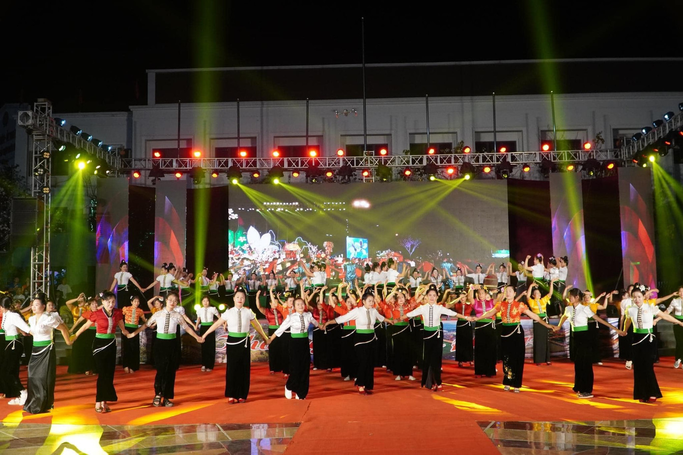 Chương trình nghệ thuật khai mạc sẽ được dàn dựng với chất lượng nghệ thuật cao, là bản hòa ca về tình đất, tình người Điện Biên. Chương trình nghệ thuật khai mạc sẽ được dàn dựng với chất lượng nghệ thuật cao, là bản hòa ca về tình đất, tình người Điện Biên.