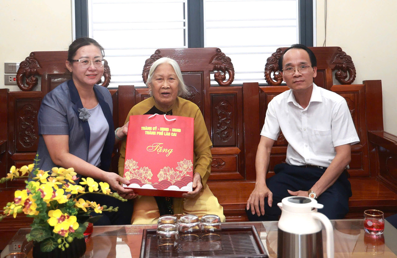Thăm hỏi gia đình chính sách nằm trong chuỗi các hoạt động được tổ chức chào mừng ngày lễ thống nhất đất nước. Trong ảnh: Bà Giàng Thị Dung, Bí thư Thành ủy Lào Cai (ngoài cùng bên trái) thăm hỏi, tặng quà gia đình chính sách trên địa bàn thành phố.