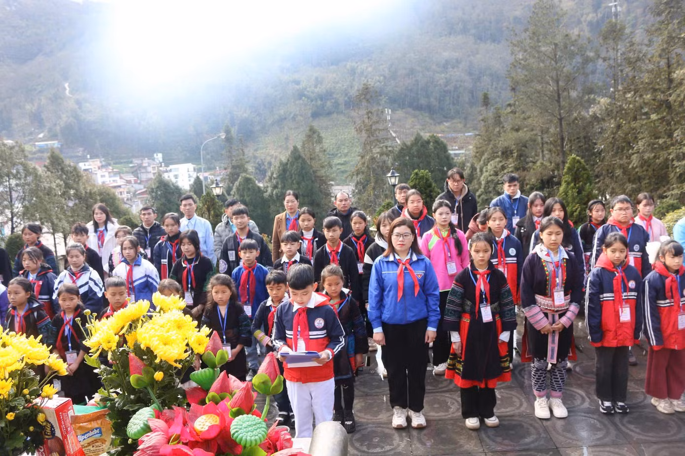 Đoàn đại biểu Cháu ngoan Bác Hồ thị xã Sa Pa viếng Nghĩa trang Liệt sĩ, tri ân các anh hùng dân tộc.