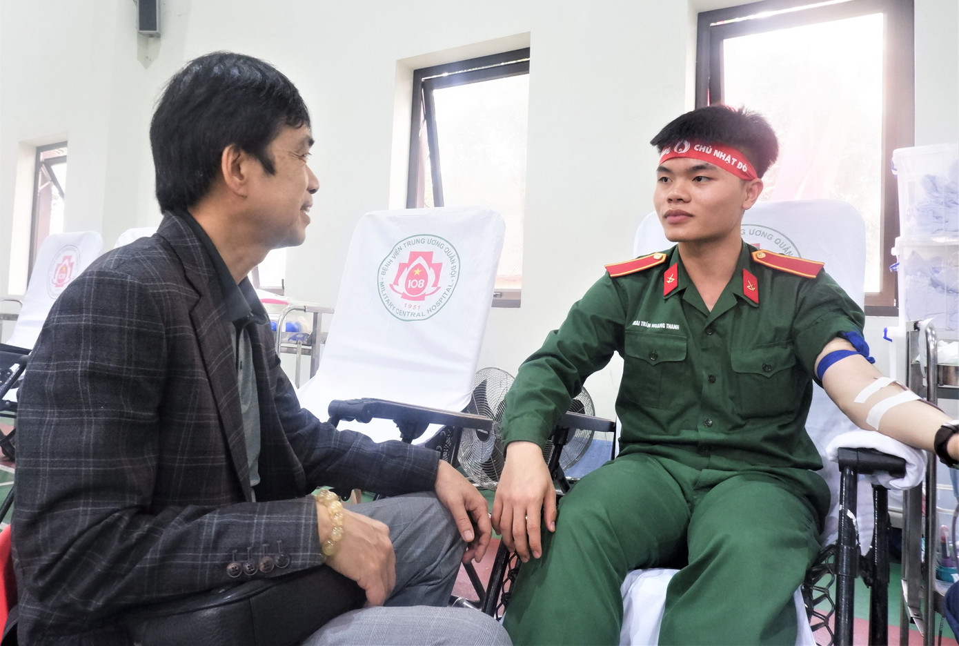 Nhà báo Nguyễn Huy Lộc, Ủy viên Ban Biên tập Báo Tiền Phong động viên học viên HV Hậu cần.