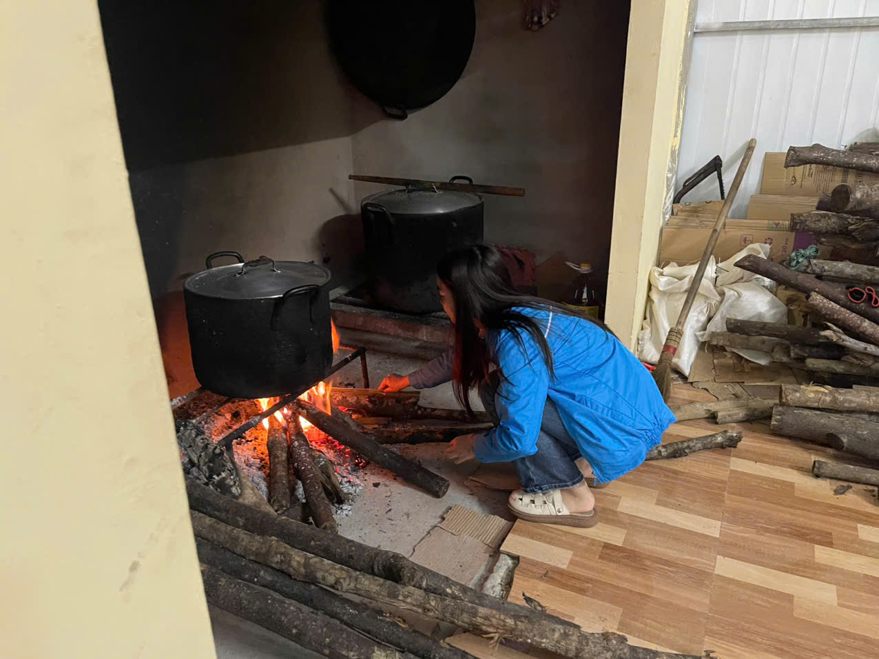 Trong ánh đèn đêm của khu bán trú, đoàn viên, thầy cô giáo tất bật nhóm bếp, đun nước