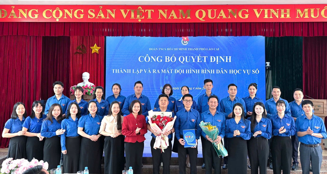 Đội hình &quot;Bình dân học vụ số&quot; của Thành Đoàn thành phố Lào Cai có 30 thành viên.