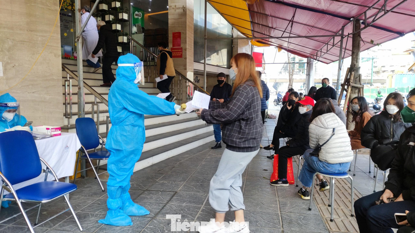 Ngoài ra, các bệnh viện còn triển khai việc lấy mẫu xét nghiệm tại nhà. Theo đó, giá dịch vụ được tính thêm chi phí di chuyển, vật tư, trang thiết bị cho nhân viên đến tận nơi lấy mẫu.