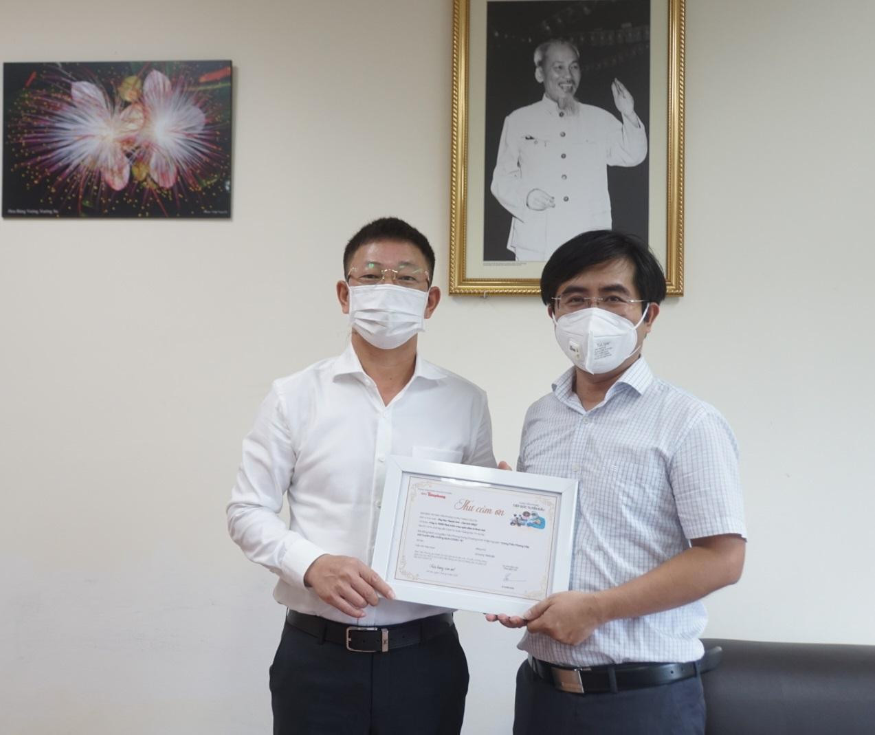 Phó Tổng Biên tập báo Tiền Phong Phùng Công Sưởng trao thư cảm ơn của chương trình cho ông Đào Thanh Anh.