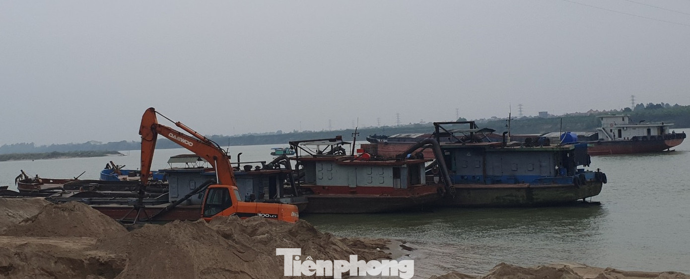 Ghi nhận của phóng viên trong nhiều ngày, những tàu không có biển kiểm soát nhưng máy móc vẫn hoạt động với các trang bị hút cát cỡ lớn đi kèm.