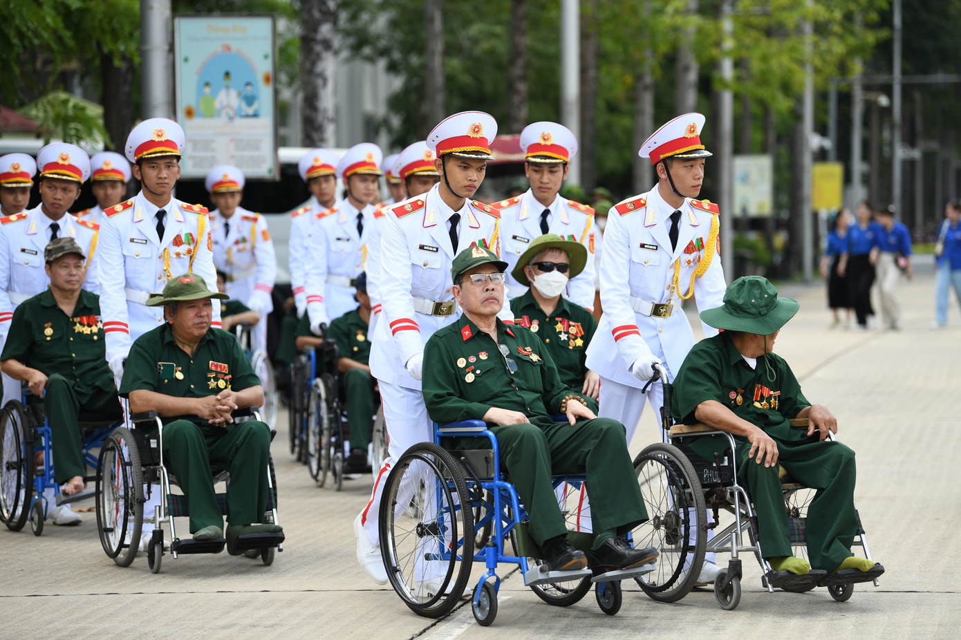 Đại biểu di chuyển từ đài tưởng niệm đến Lăng Chủ tịch Hồ Chí Minh.