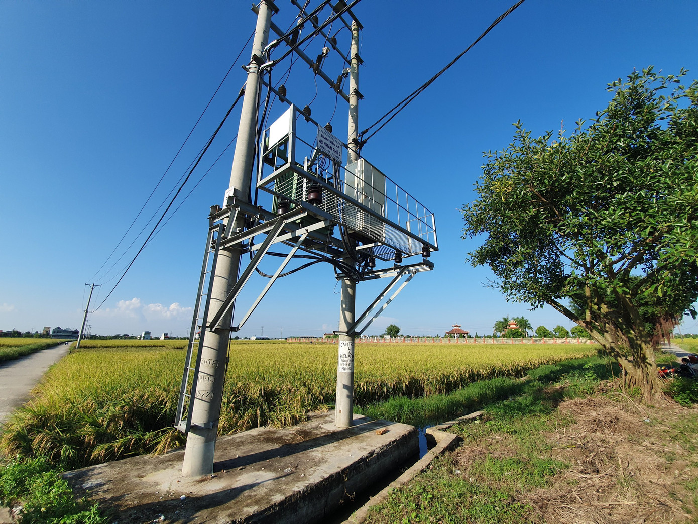 Trạm biến áp xây dựng trên mương thoát nước Trạm biến áp xây dựng trên mương thoát nước