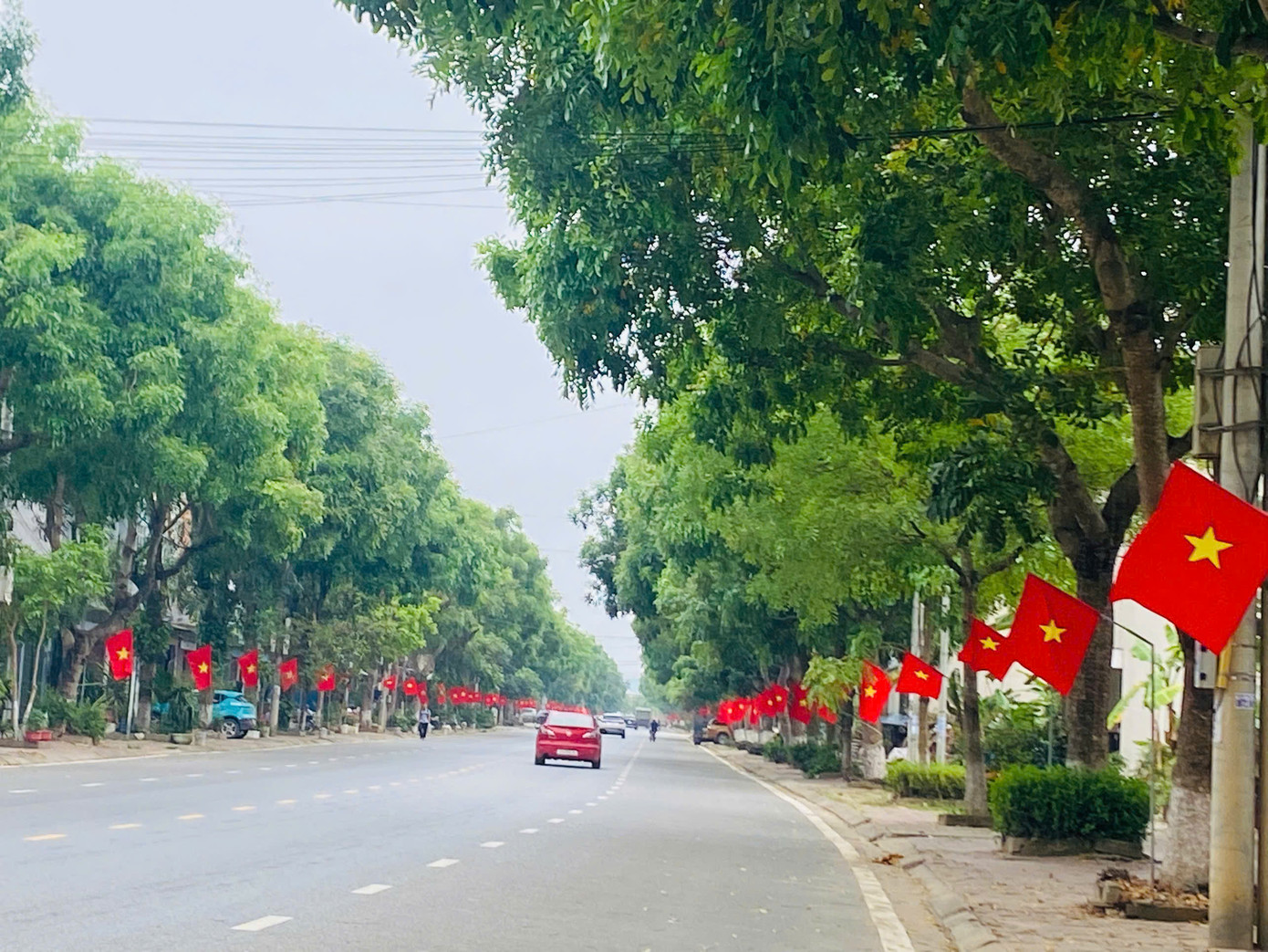 Trong ảnh là đường cờ Tổ quốc tại khu dân cư số 2, số 3, phường Bình Minh (thành phố Lào Cai) có tổng chiều dài hơn 2 km, với 235 lá cờ đỏ sao vàng.