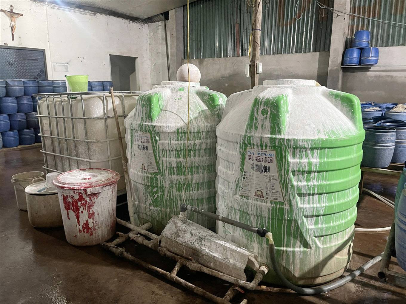 Hóa chất được pha chế trong những thùng lớn. Ảnh: Tống Huệ