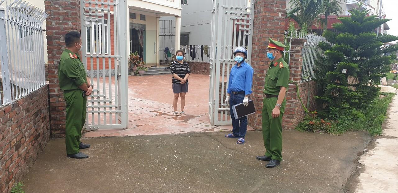 Tổ tuần tra Công an huyện Lục Nam phối hợp với Công an xã Khám Lạng điểm danh công dân thuộc diện F2. Tổ tuần tra Công an huyện Lục Nam phối hợp với Công an xã Khám Lạng điểm danh công dân thuộc diện F2.