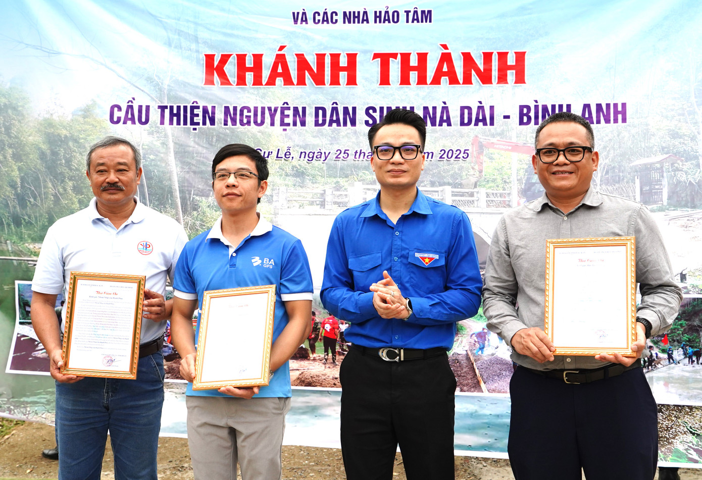 Nhân dịp này, anh Trần Công Luân, Phó Bí thư Tỉnh Đoàn Bắc Kạn thay mặt Thường trực Tỉnh Đoàn Bắc Kạn có thư cảm ơn cho các cá nhân, doanh nghiệp đã chung tay hỗ trợ bà con thôn Nà Dài xã Cư Lễ xây dựng cây cầu. Dịp này, Báo Tiền Phong cũng tặng Đoàn Thanh niên xã Cư Lễ 5 triệu đồng.