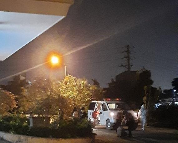 Tối 28/8, bệnh nhân mắc COVID-19 đã được chuyển đến để điều trị. Người bệnh chủ yếu mang đồ đạc, tư trang cá nhân. Nhu yếu phẩm được đóng gói và phát khi bệnh nhân vào buồng bệnh.