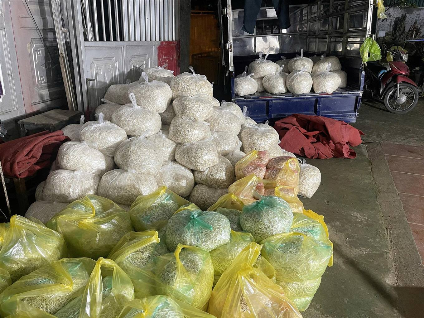 Giá đỗ thành phẩm được bán ra thị trường. Ảnh: Tống Huệ