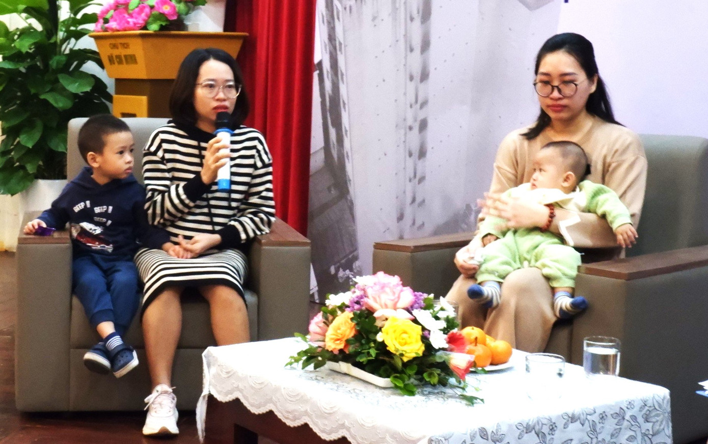 Tại buổi thăm hỏi, các đại biểu cũng đã giao lưu, trò chuyện với đại diện các gia đình nạn nhân về cuộc sống hiện tại, cũng như định hướng tương lai.