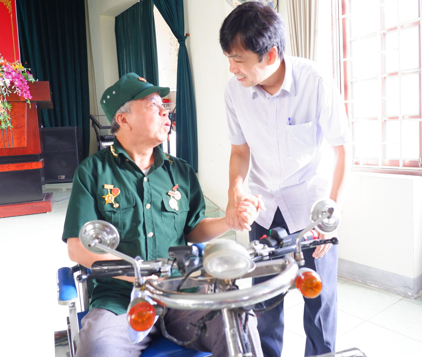 "Tôi thấy vui mừng vì đời sống tinh thần, vật chất của thương bệnh binh, cán bộ Trung tâm ngày một tốt hơn. Mong lãnh đạo Trung tâm khắc phục khó khăn, chăm lo cuộc sống cho các thương bệnh binh để nơi đây trở thành mái ấm trọn nghĩa vẹn tình", nhà báo Huy Lộc nói.