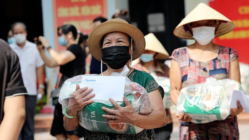 Người dân đều rất phấn khởi nhận được phần quà hỗ trợ...