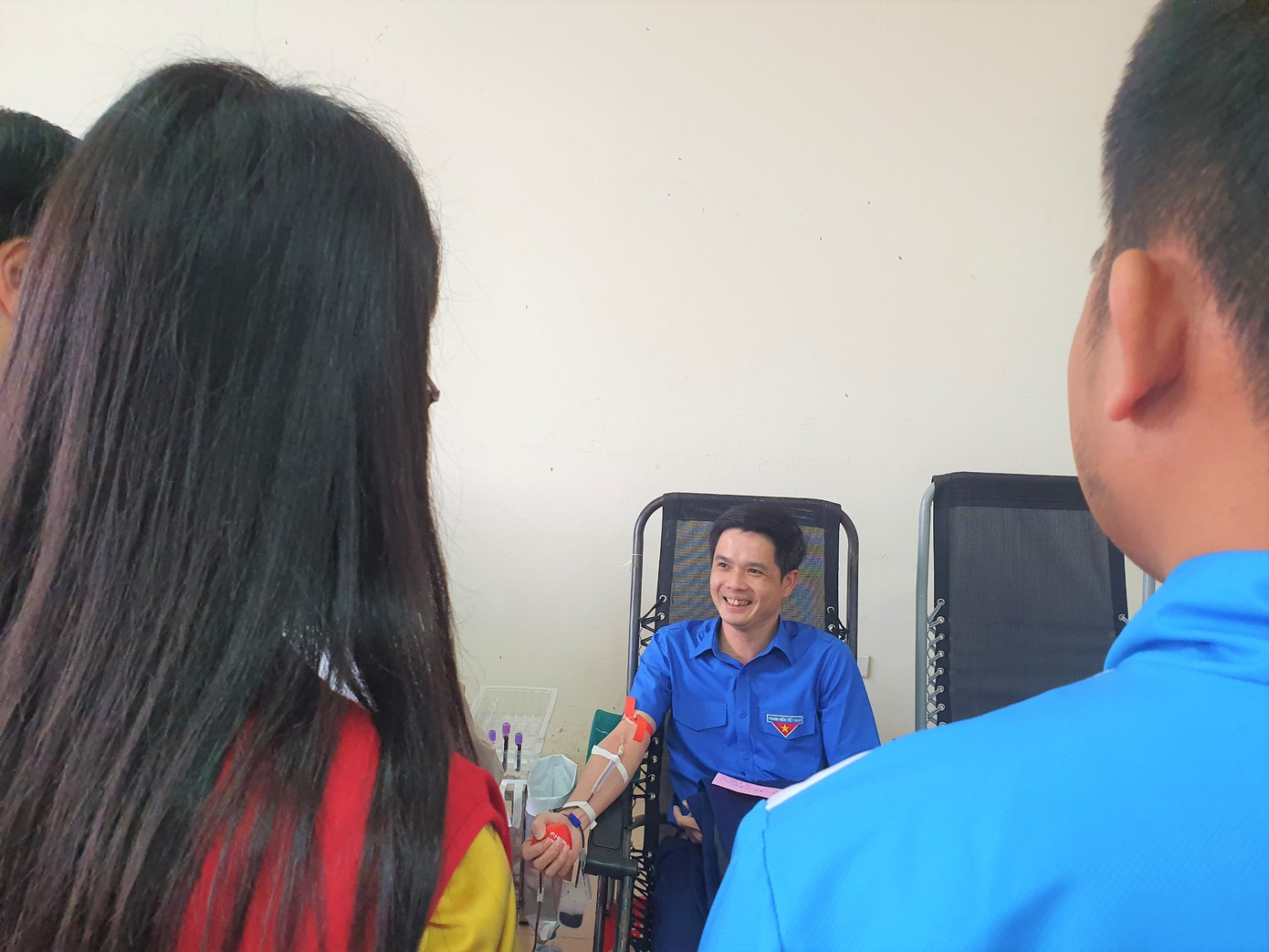 Anh Hoàng Đức Minh - Phó Bí thư Tỉnh Đoàn, Chủ tịch Hội Đồng đội tỉnh Hòa Bình tham gia hiến máu.