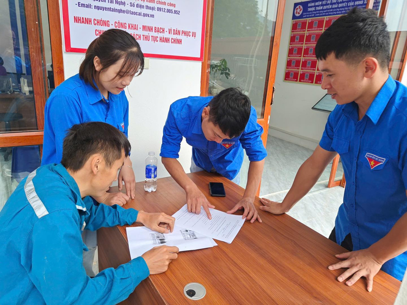 Người dân được hỗ trợ từ những thao tác cơ bản như điền thông tin, quét mã định danh, khai báo số liệu định kỳ đến các bước thanh toán trực tuyến, nhận kết quả qua bưu điện.