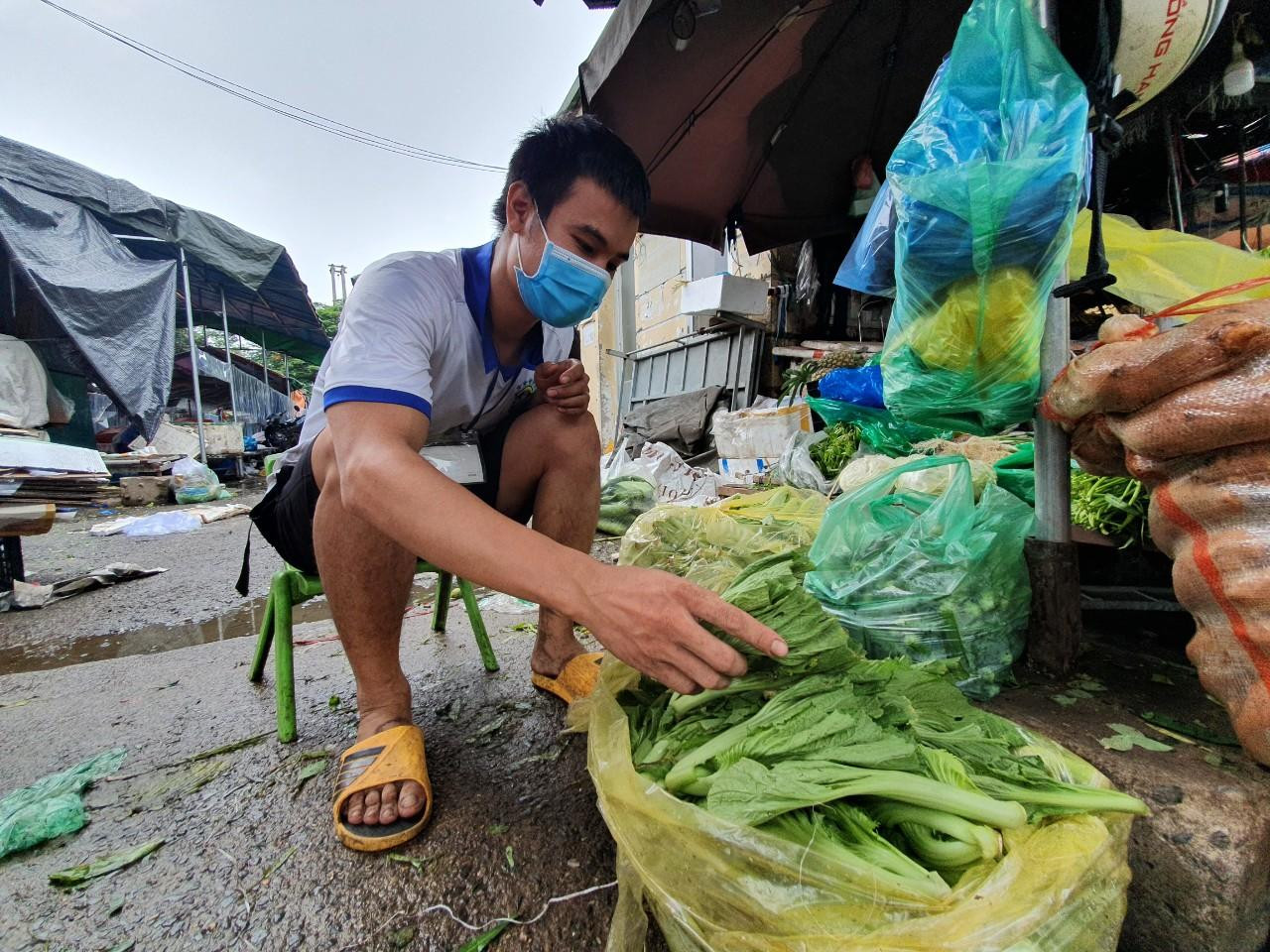 “Cứ khoảng 12 giờ đêm tôi bắt đầu vận chuyển rau lên chợ Đầu mối phía Nam để bán. Trung bình mỗi ngày bán hết 4, 5 tạ rau, mỗi kg rau lãi 1 - 2 nghìn đồng. Ví dụ như rau cải mua tại gốc 7 - 8 nghìn đồng/kg, mang đến chợ bán chỉ bán được khoảng 10 nghìn đồng/kg.”, anh Hưng nói. “Cứ khoảng 12 giờ đêm tôi bắt đầu vận chuyển rau lên chợ Đầu mối phía Nam để bán. Trung bình mỗi ngày bán hết 4, 5 tạ rau, mỗi kg rau lãi 1 - 2 nghìn đồng. Ví dụ như rau cải mua tại gốc 7 - 8 nghìn đồng/kg, mang đến chợ bán chỉ bán được khoảng 10 nghìn đồng/kg.”, anh Hưng nói.