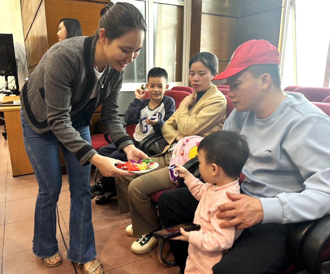 Đại diện ban tổ chức ân cần đón các em