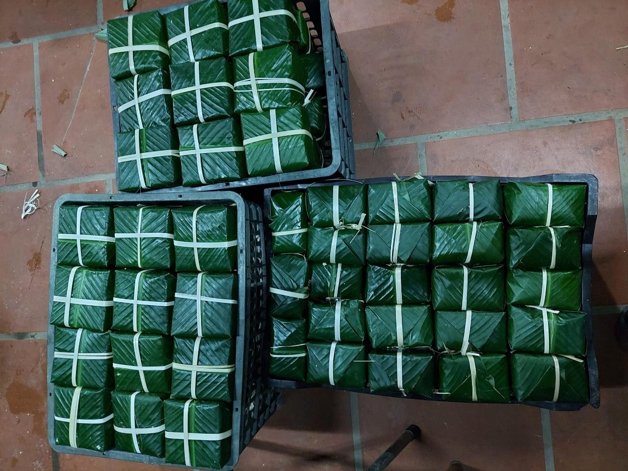 Bánh gói xong, chờ đưa vào nồi luộc.