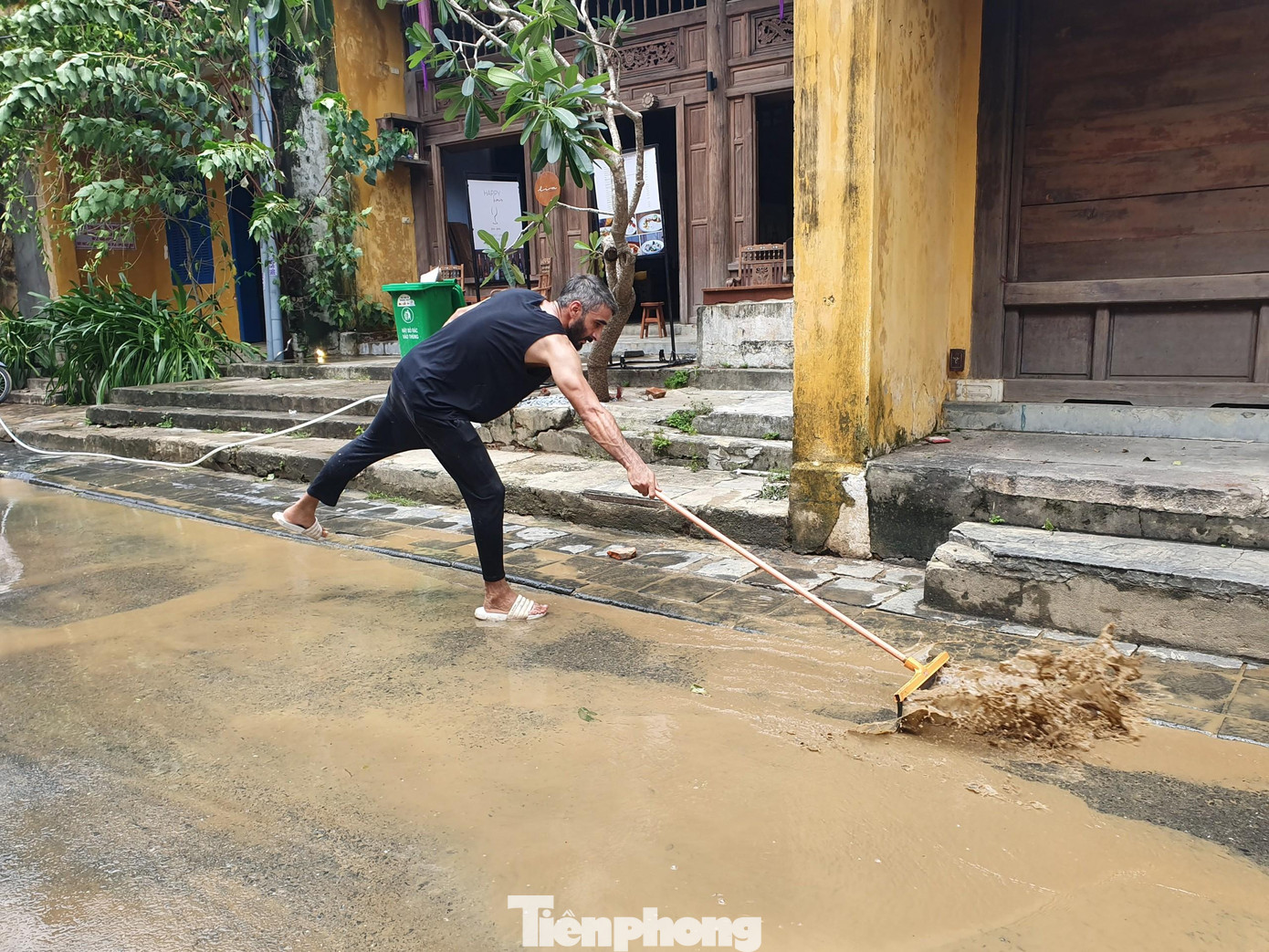 Anh Sohab, người Pakistan sau nhiều lần đến Việt Nam đã quyết định đầu tư kinh doanh tại Hội An. Anh xuống đường dọn dẹp bùn đất sau bão.