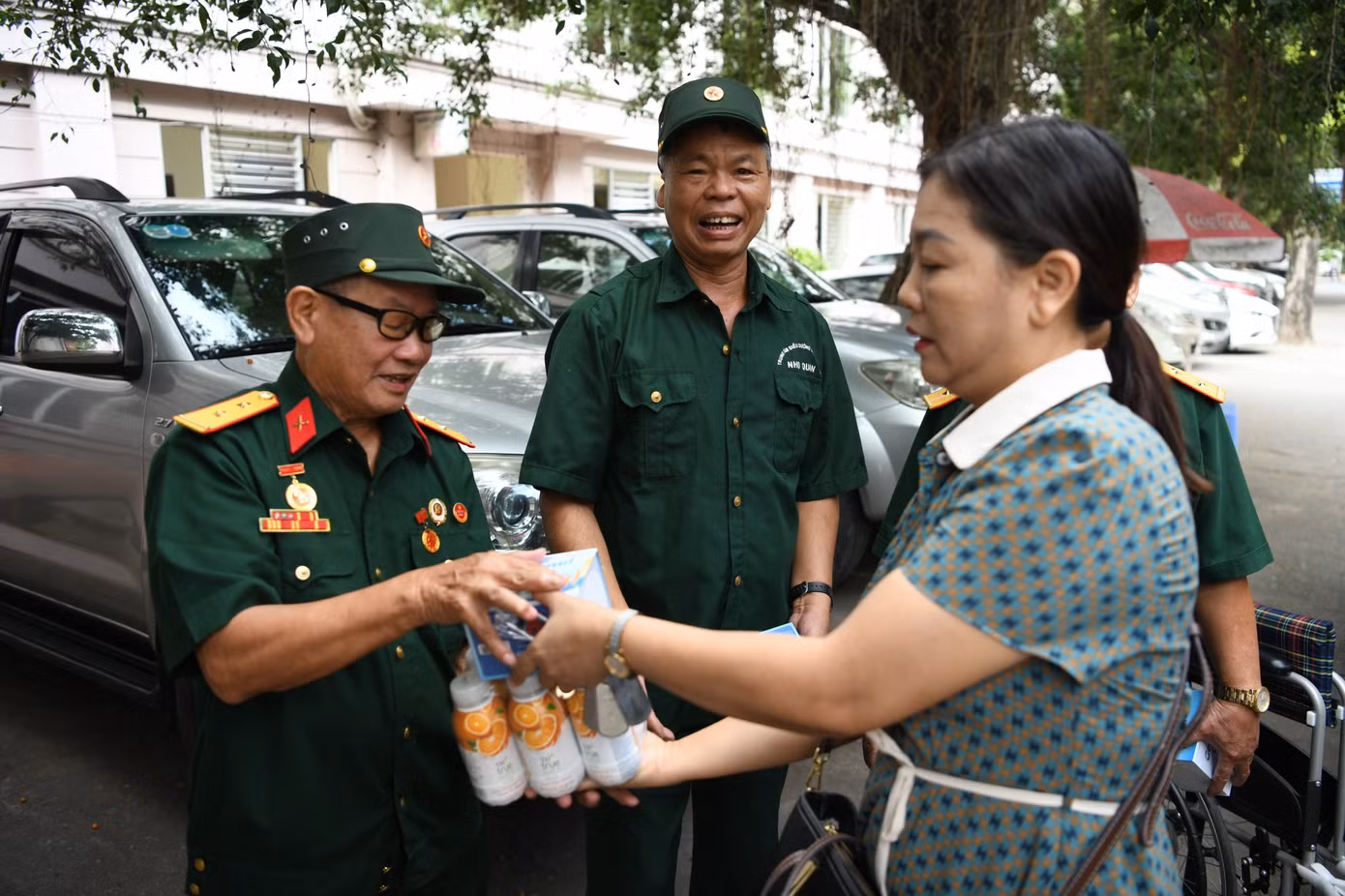 Các thương binh nhận quà tặng của các đơn vị đồng hành.