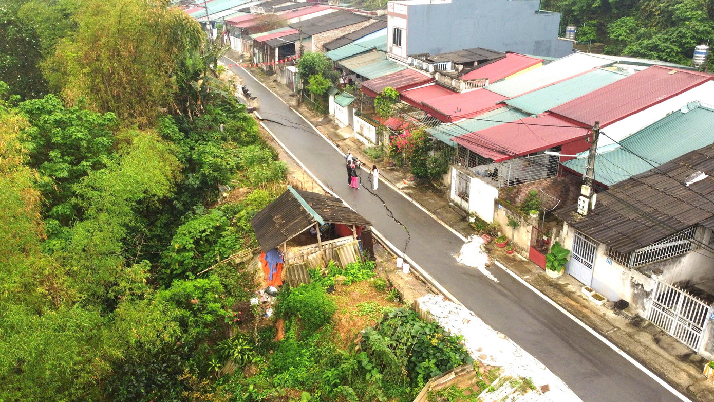 Chính quyền địa phương đã vận động, hỗ trợ người dân khu vực này di chuyển đến nơi an toàn, đồng thời hỗ trợ 3 triệu đồng/tháng tiền thuê nhà trong thời gian chờ khắc phục tình trạng này.