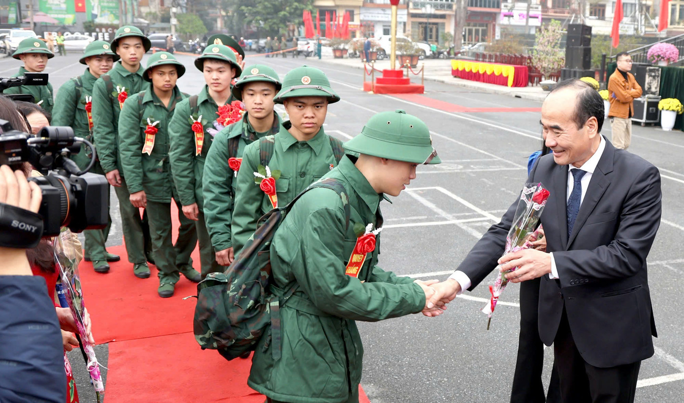 Phó Bí thư Thường trực Tỉnh ủy Vũ Xuân Cường động viên thanh niên ở thành phố Lào Cai trước khi về đơn vị mới.