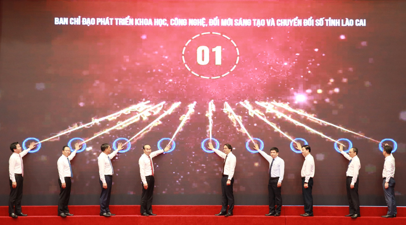 Nghi thức bấm nút phát động Phong trào “Bình dân học vụ số”. Ảnh: Lệ Hằng Nghi thức bấm nút phát động Phong trào “Bình dân học vụ số”. Ảnh: Lệ Hằng