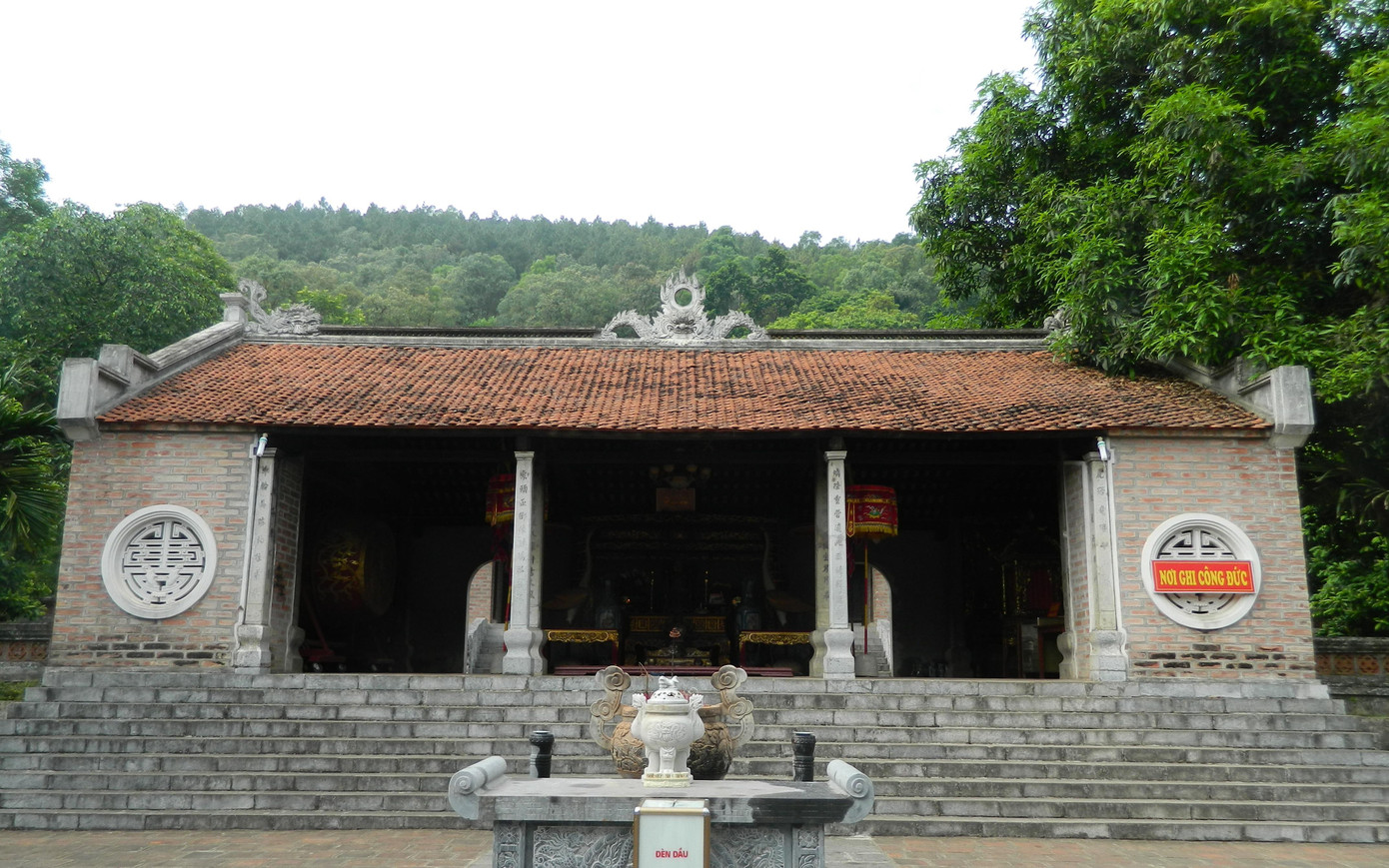 Sau nghi môn nội là Tiền đường của đền Bà Triệu. Đây là một trong ba điện thờ chính của khu di tích. Công trình có ba gian hai chái, mái thu hồi bít đốc, vì kèo kiểu “quá giang, trụ đinh, kèo suốt” đặt trên bốn hàng chân cột bằng đá núi Nhồi.