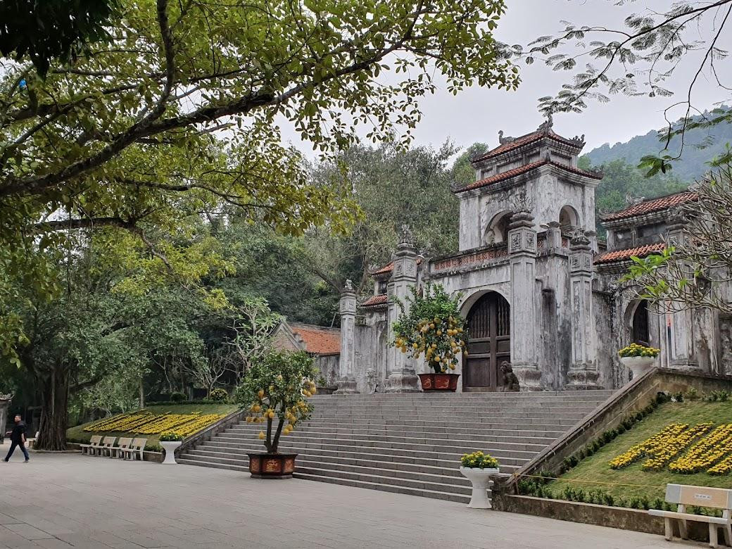 Sử cũ chép, khi vua Lý Nam Đế (549-602) đi đánh giặc Lâm Ấp xâm chiếm bờ cõi ở phương Nam đã dừng chân ở đền thờ Bà Triệu khẩn cầu sự phù hộ của bà. Khi chiến thắng trở về, nhà vua đến đền thờ để tạ ơn. Nhà vua đã cấp tiền để mở mang ngôi đền này và tôn hiệu Bà Triệu là "Bật chính anh liệt hùng tài chinh nhất phu nhân". Sau này, Bà Triệu còn được các triều đại phong kiến Việt Nam thời Lê - Nguyễn phong sắc thần linh. Trong ảnh: Nghi môn nội có kiểu dáng như tam quan của chùa, gồm hai tầng mái, ba cửa ra vào, bốn cột cao ở cửa giữa và bốn cột thấp ở hai cửa bên, mái lợp ngói âm dương.