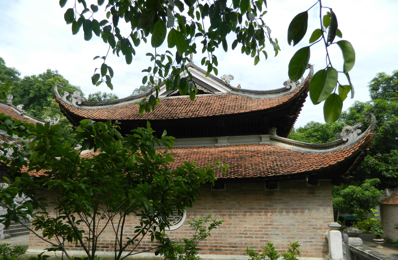 Phía sau tòa tiền đường là trung đường và hậu cung được xây dựng theo một kiến trúc ba gian, hai chái.