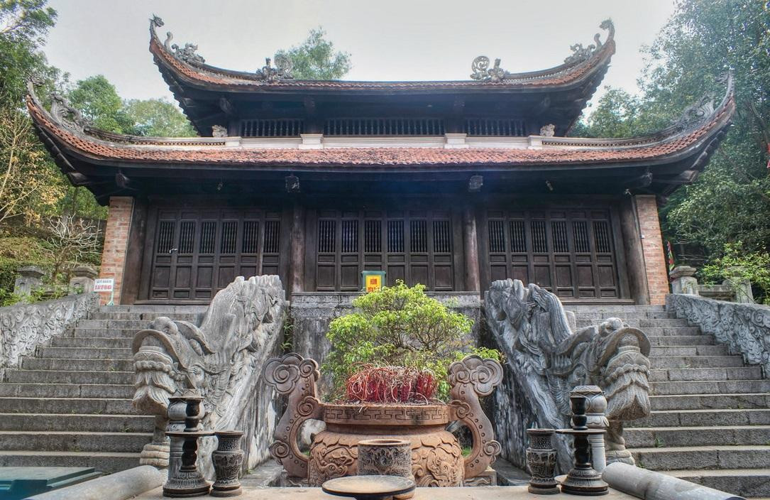 Sau tòa trung đường là hậu cung, một kiến trúc ba gian, hai tầng mái cong, với bốn vì kèo kiểu “giá chiêng chồng rường, kẻ bẩy”, bốn hàng chân cột.