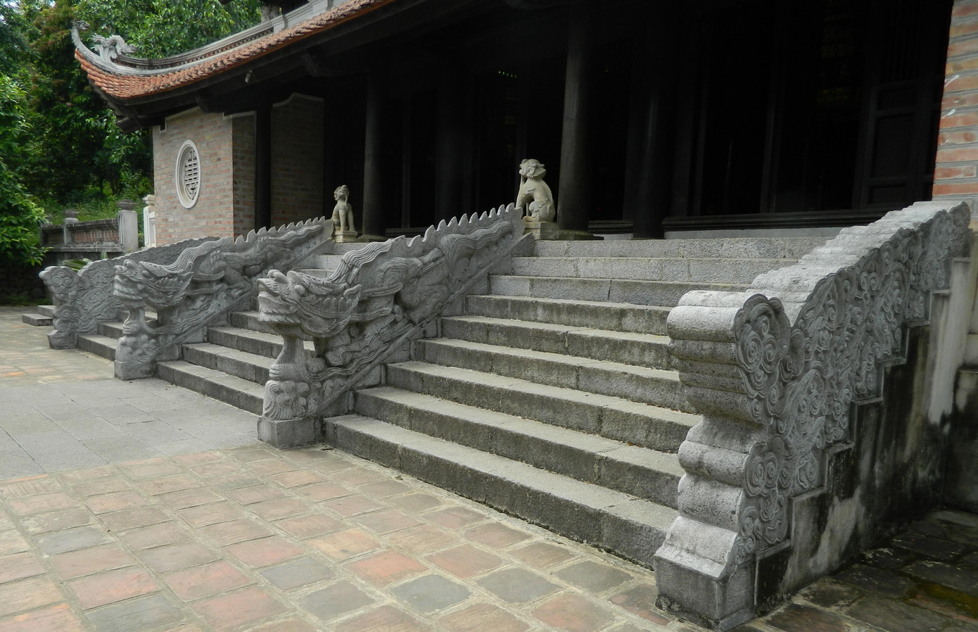 Bậc tam cấp của trung đường có rồng chầu bằng đá xanh nguyên khối, kiểu dáng thời Lê.