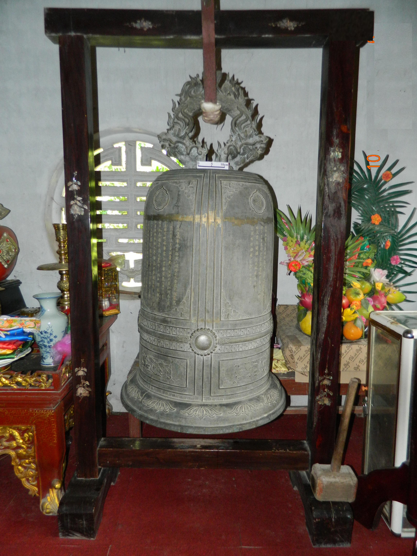 Tại đền thờ còn có những tài liệu, hiện vật giúp khách tham quan tìm hiểu về tín ngưỡng, phong tục, tập quán, đời sống văn hóa tinh thần của làng quê Phú Điền nói riêng, cộng đồng văn hóa làng xã nói chung.