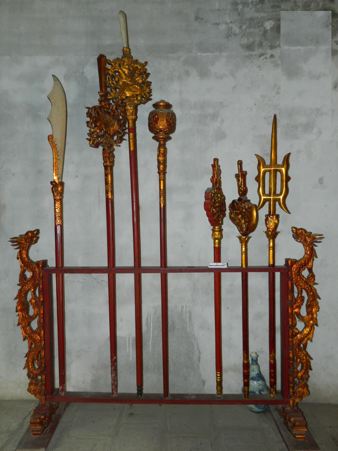 Bộ chấp kích được trưng bày trong đền thờ