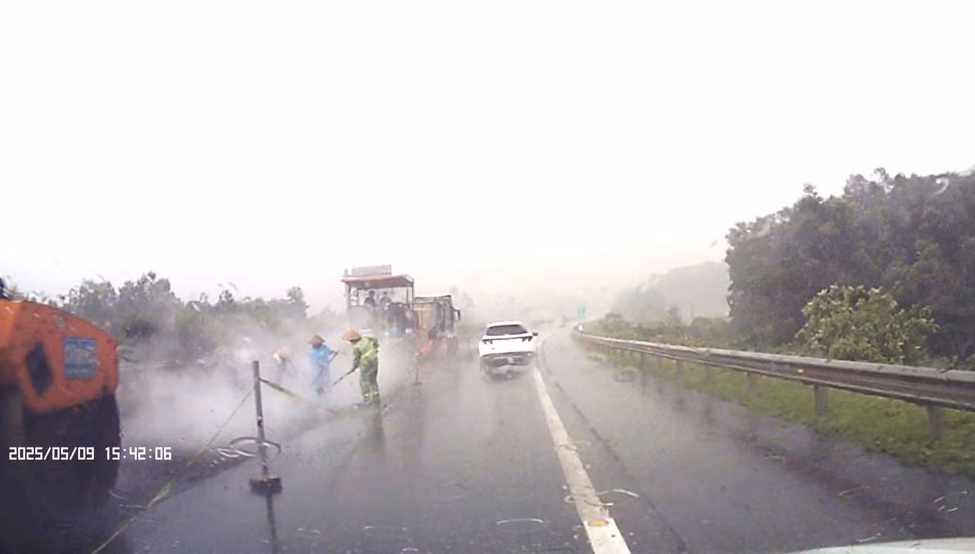 Từ trưa đến chiều ngày 9/5, nhiều nơi tại tỉnh Yên Bái, Phú Thọ mưa rất lớn. Tuy nhiên, đơn vị thi công trên cao tốc Nội Bài - Lào Cai vẫn trải thảm mặt đường. Hình ảnh ghi nhận của phóng viên lúc 15h42 ngày 9/5 cho thấy, tại Km 96 của tuyến cao tốc này (thuộc địa bàn tỉnh Phú Thọ), dù trời mưa to nhưng công nhân và máy móc vẫn san gạt lớp nhựa đổ xuống để cho xe lu đi qua.