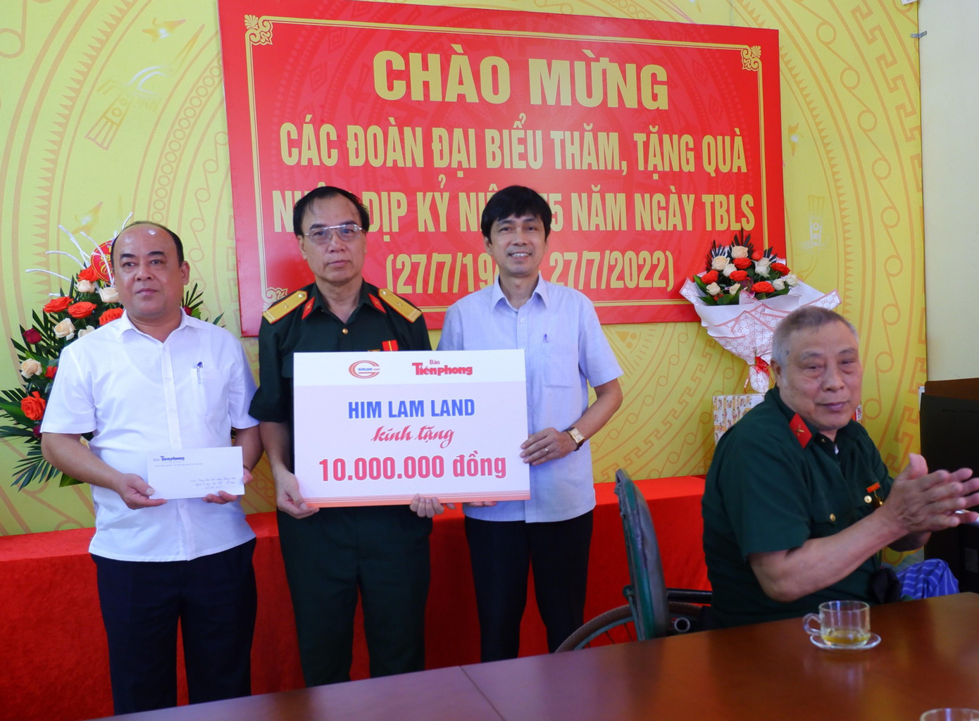 Tại Trung tâm nuôi dưỡng thương, bệnh binh nặng và điều dưỡng người có công tỉnh Hà Nam (còn gọi là Trung tâm Liêm Cần), đoàn công tác đã trao phần quà trị giá 10 triệu đồng do Him Lam Land đồng hành cùng báo Tiền Phong dành tặng các thương bệnh binh.