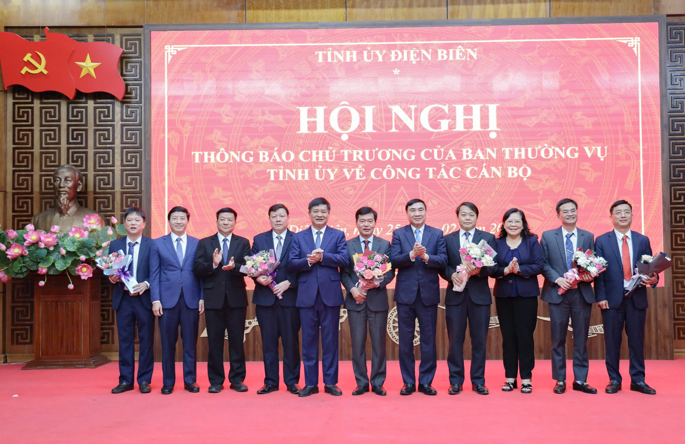 Ban Thường vụ Tỉnh ủy Điện Biên công bố các quyết định về công tác cán bộ. Ảnh: Thanh Tùng Ban Thường vụ Tỉnh ủy Điện Biên công bố các quyết định về công tác cán bộ. Ảnh: Thanh Tùng