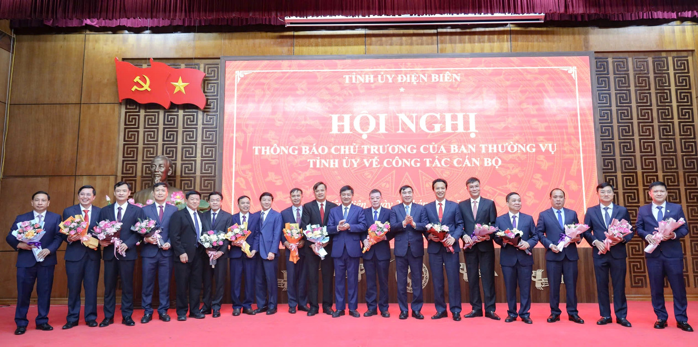 Lãnh đạo Tỉnh ủy, HĐND, UBND tỉnh Điện Biên tặng hoa chúc mừng các đồng chí được phân công nhiệm vụ mới. Ảnh: Thanh Tùng Lãnh đạo Tỉnh ủy, HĐND, UBND tỉnh Điện Biên tặng hoa chúc mừng các đồng chí được phân công nhiệm vụ mới. Ảnh: Thanh Tùng