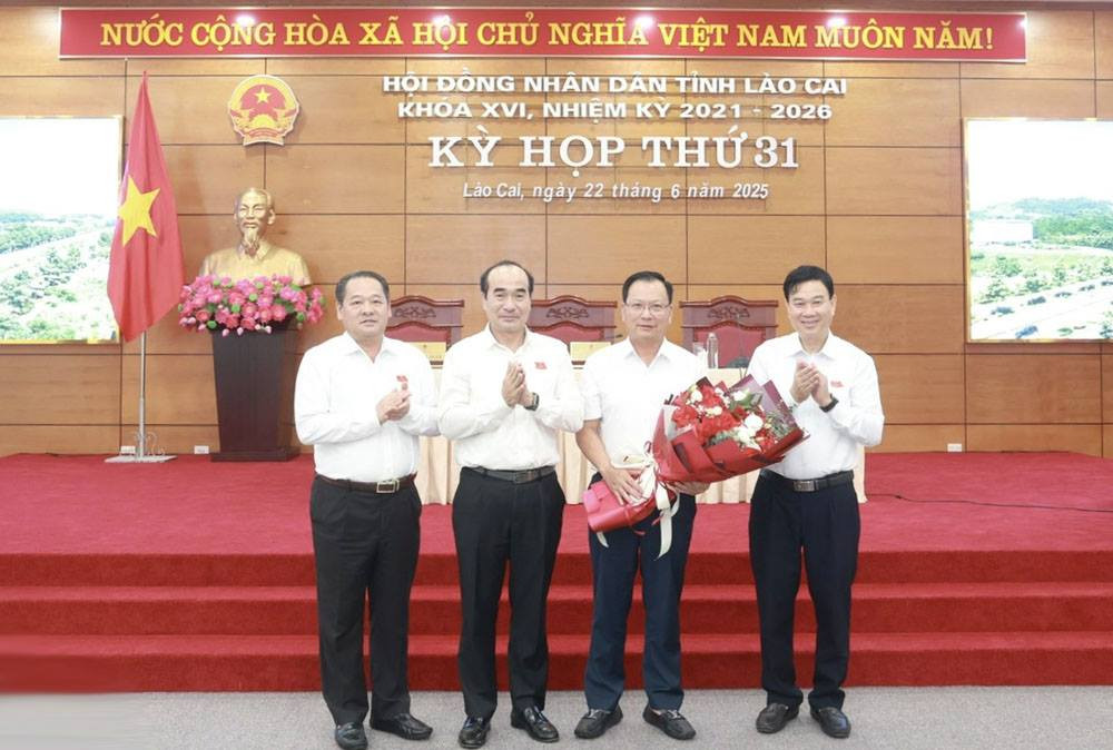 Ông Hoàng Quốc Khánh, Phó Chủ tịch UBND tỉnh Lào Cai (thứ 2 từ bên phải) vừa quyết định nghỉ hưu trước tuổi. Ảnh: Huyền Vũ