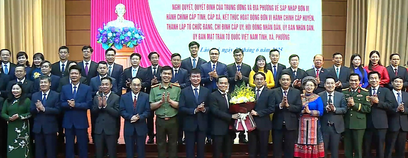 Ông Trần Lưu Quang, Bí thư Trung ương Đảng, Trưởng Ban Chính sách, Chiến lược Trung ương tặng hoa Ban Chấp hành Đảng bộ tỉnh Lào Cai nhiệm kỳ 2020-2025.