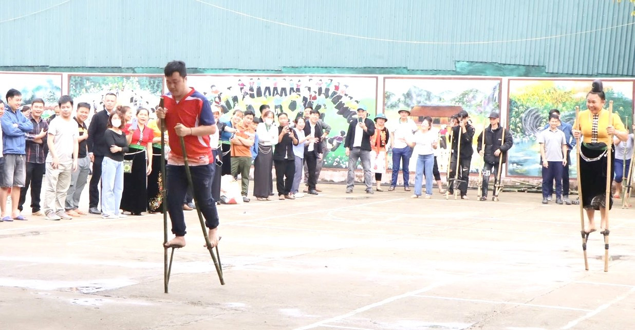 Thí sinh thi đấu môn cà kheo tiếp sức