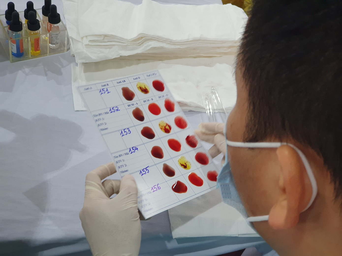 Kỹ thuật viên test máu.