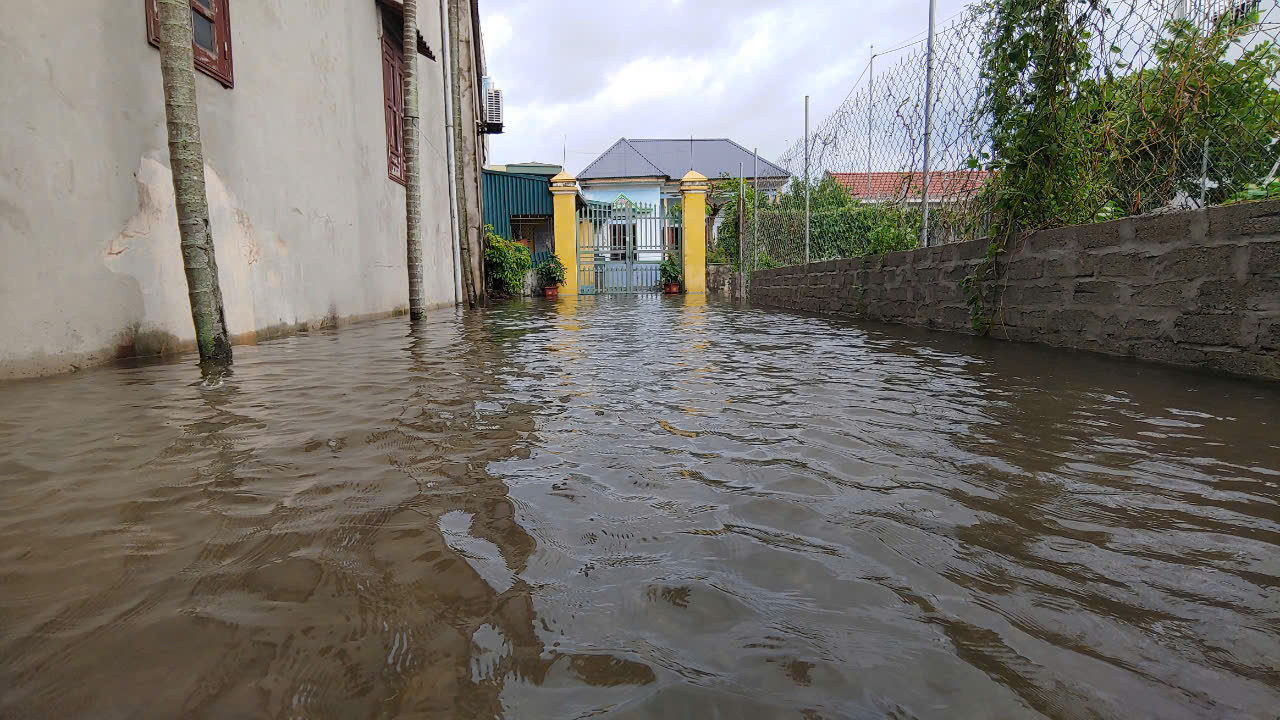 Tình trạng ngập úng gây khó khăn cho sinh hoạt, đi lại của người dân