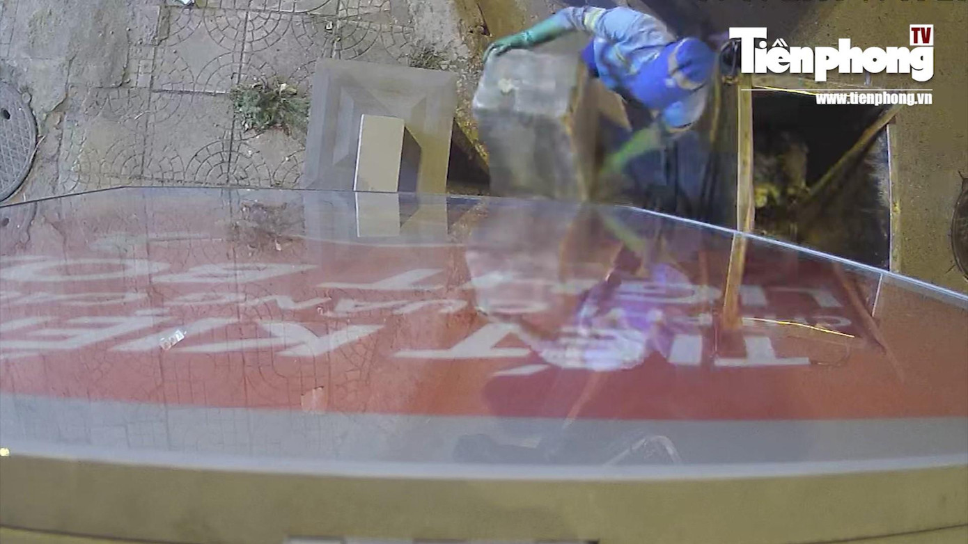 Thùng rác bị úp ngược Thùng rác bị úp ngược