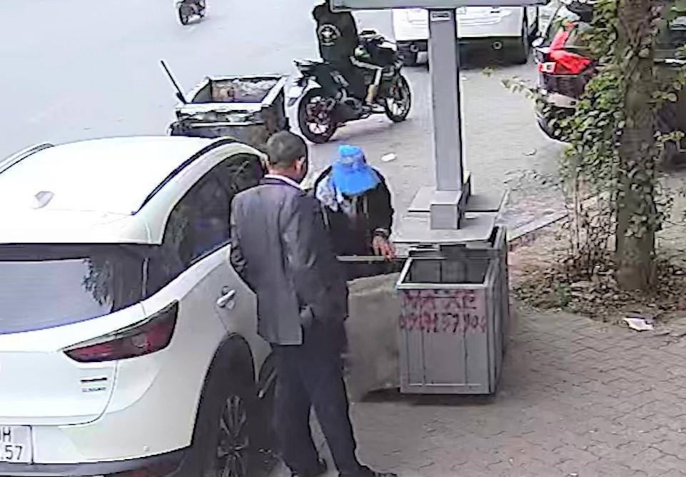 Ngay cả khi có người dân chứng kiến, những người công nhân này vẫn úp ngược thùng rác Ngay cả khi có người dân chứng kiến, những người công nhân này vẫn úp ngược thùng rác